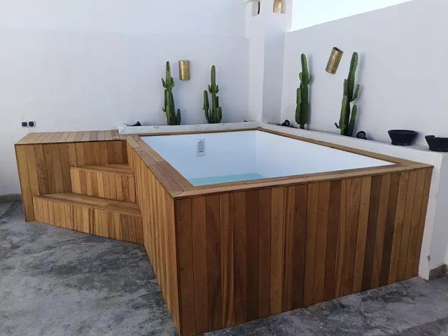 Piscine hors-sol en polyester avec habillage bois, réalisation à Marrakech