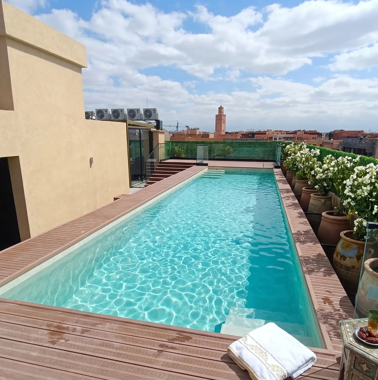 Piscine hors-sol en polyester sur un toit-terrasse à Marrakech, vue sur la Koutoubia