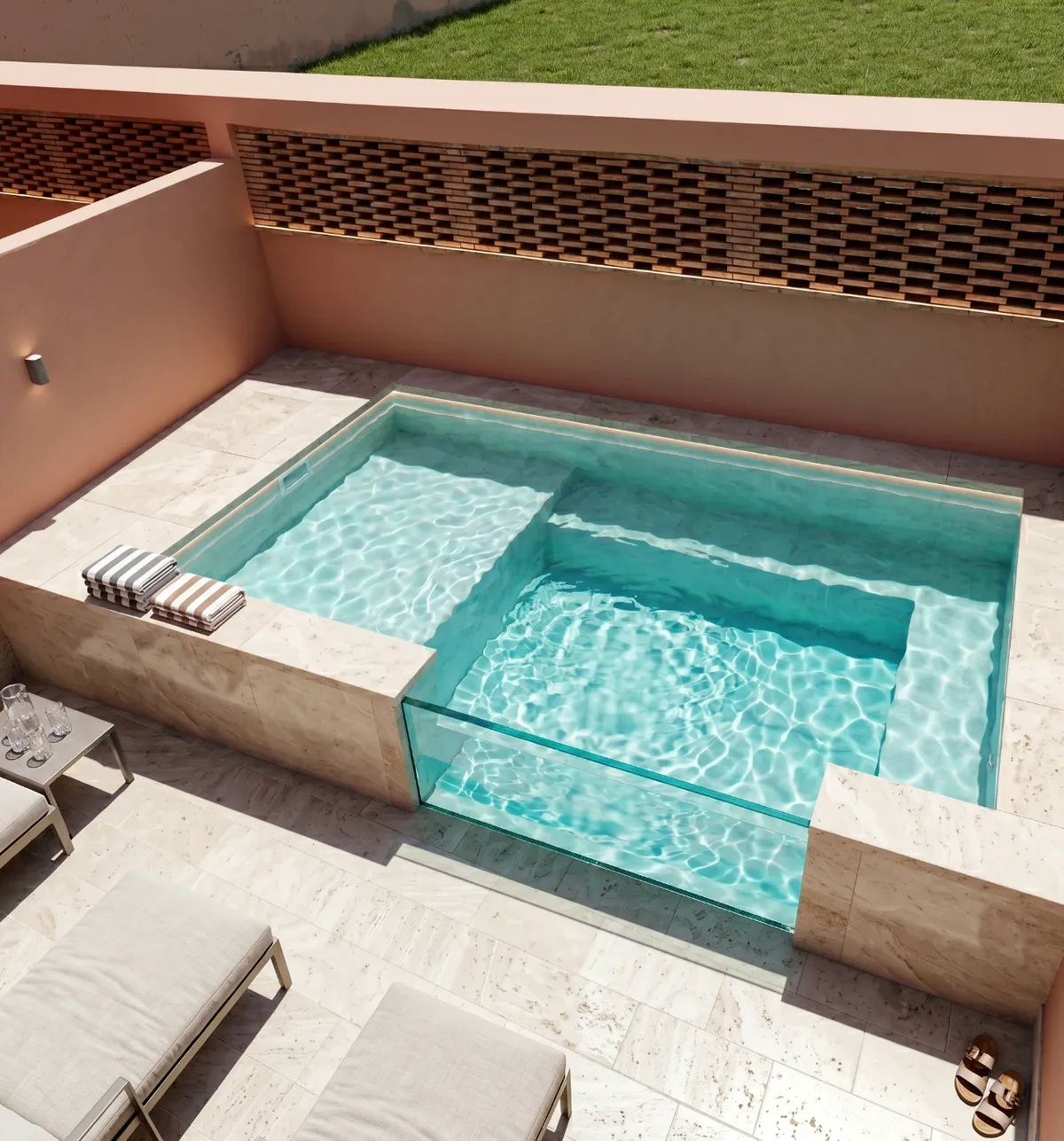 Exemple de piscine hors-sol en polyester surélevée avec finition minérale et paroi vitrée